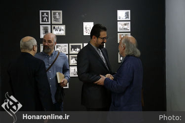 بازدید سید مجتبی حسینی از نمایشگاه آثار محمد ناصری پور