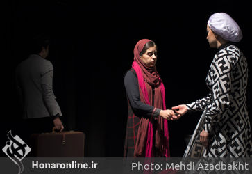 نمایش "مثل خاراندن یک زخم پس از خوب شدن" در عمارت نوفل‌لوشاتو