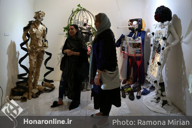 نمایشگاه لباس‌های مفهومی "رو به تهران من" در گالری مستقل تهران