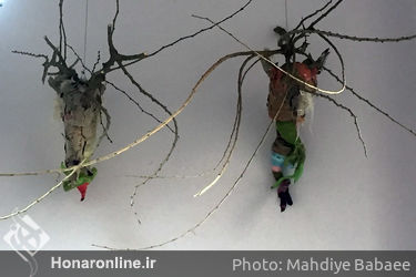 نمایشگاه گروهی  "دایناسور دست و پایش را گم کرده" در مجموعه‌ نمایشگا‌ه‌های بیرون از دستان