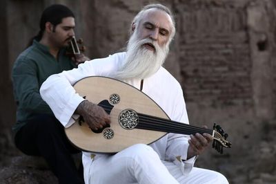 داود آزاد در تالار وحدت از «هوای تو» می‌خواند
