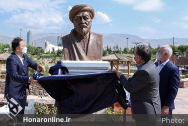 رونمایی سردیس مفاخر فرهنگی در میدان مشاهیر