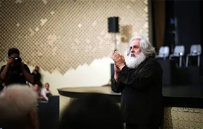 مطمئن‌ام توانستم به 30 درصد نمایشنامه بیضایی نزدیک شوم / روایت محمد رحمانیان از ˝مجلس ضربت زدن˝