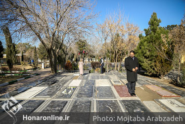 گل‌باران قطعه هنرمندان توسط وزیر ارشاد و معاون هنری وزارت ارشاد