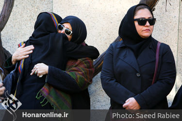 تشییع پیکر دنیا فنی زاده‎ از مقابل خانه سینما