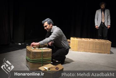 نمایش "مثل خاراندن یک زخم پس از خوب شدن" در عمارت نوفل‌لوشاتو