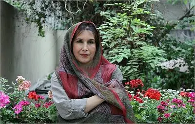 ˝توری مرغی˝ فرح ابوالقاسم به گالری آریا می‌آید / نقاشی‌هایی با تناقض ظرافت و زمختی