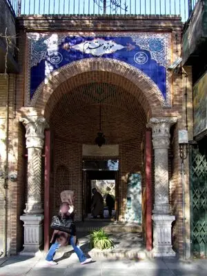 نمونه ای از کاشی های موزه مقدم