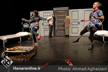 نمایش "خانه نم زده" در تماشاخانه نوفل‌لوشاتو