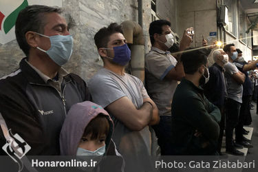 هواداران استاد شجریان مقابل بیمارستان جم پس از شنیدن خبر درگذشت او
