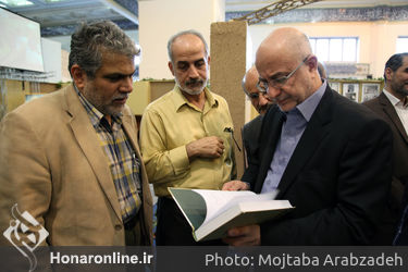 بازدید علی مرادخانی از نمایشگاه قرآن 