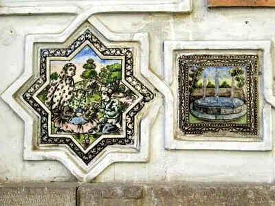 نمونه ای از کاشی های موزه مقدم