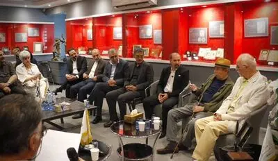 رونمایی از نقش‌برجسته چهره استاد علی نصیریان