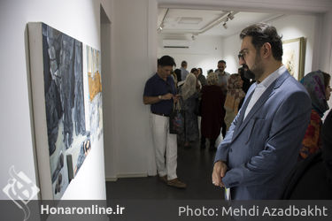 بازدید سید مجتبی حسینی از نمایشگاه "خانم و آقای هنرمند" 