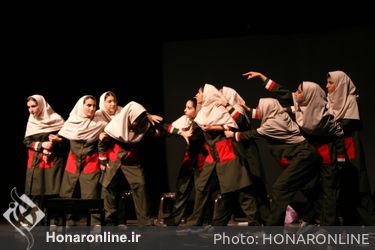 اجرای نمایش «وقتی ما نیستیم» به کارگردانی داوود زارع در بیست و هفتمین جشنواره بین‌المللی تئاتر کودک و نوجوان همدان