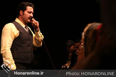 نمایش "پشت دیوار عمارت" در تماشاخانه سرو