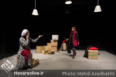 نمایش "مثل خاراندن یک زخم پس از خوب شدن" در عمارت نوفل‌لوشاتو