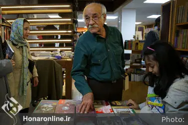 کتابگردی اهالی فرهنگ و هنر در نشر ثالث