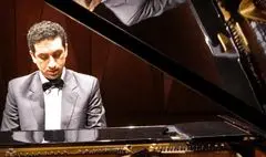 ساز پیانوی آرش عباسی برای «امانوئل ملیک‌اصلانیان » در فرهنگسرای نیاوران کوک می‌شود