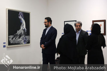 بازدید سید مجتبی حسینی از نمایشگاه تصویرگران ایران
