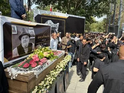 بدرقه اکبر عبدی در تالار وحدت