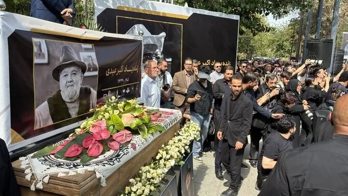 بدرقه اکبر عبدی در تالار وحدت