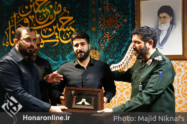 اعطای نشان آزادی ملت ایران به قهرمان شاهچراغ فرزاد بادپا