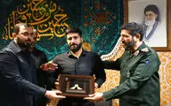 اعطای نشان آزادی ملت ایران به قهرمان شاهچراغ