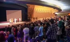 آغاز اجرای «پدر» با استقبال مخاطبان و یک دقیقه سکوت به احترام داود رشیدی