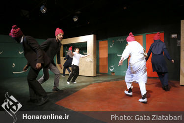 نمایش "عقل صورتی یا مدادی که فقط مشق نمی‌نوشت"