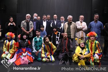 ضور وزیر فرهنگ در نمایش خانم خزوک، کاری از هنرمندان موسسه خیریه توانمندسازی بچه های باران- تالار حافظ