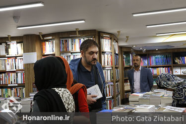 رونمایی و امضاء کتاب "روی خط چشم" در نشر چشمه
