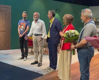 جمشید هاشم پور به تماشای نمایش «رام کردن اسب چوبی» نشست
