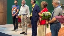 جمشید هاشم پور به تماشای نمایش «رام کردن اسب چوبی» نشست