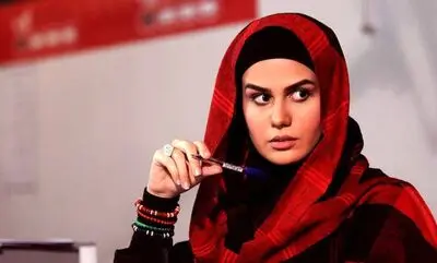 رُز رضوی در نمایش «به یک قاتل ساده نیازمندیم»