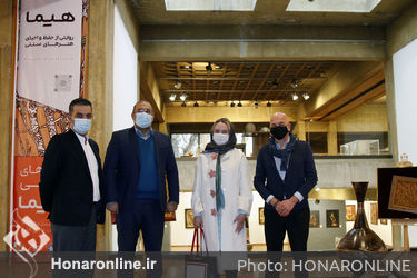 بازدید یاروسلاوا رومانووا از دوازهمین نمایشگاه نگاره‌های چوبی هیما در فرهنگسرای نیاوران