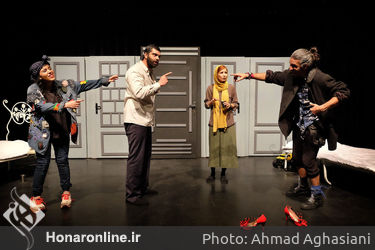 نمایش "خانه نم زده" در تماشاخانه نوفل‌لوشاتو