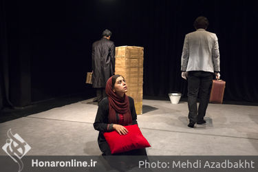 نمایش "مثل خاراندن یک زخم پس از خوب شدن" در عمارت نوفل‌لوشاتو