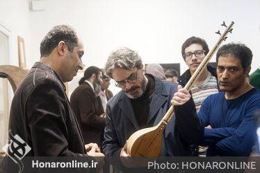 بازدید حسین علیزاده از نمایشگاه سازخانه