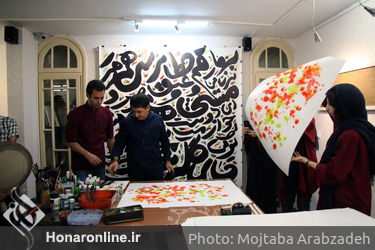 پرفورمنس کالیگرافی مهدی حاجی محمدی فریمانی در گالری ترانه باران