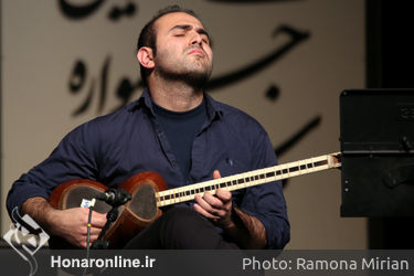 اجرای کنسرت گروه "گام" در سی و سومین جشنواره موسیقی فجر در برج آزادی