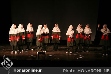 اجرای نمایش «وقتی ما نیستیم» به کارگردانی داوود زارع در بیست و هفتمین جشنواره بین‌المللی تئاتر کودک و نوجوان همدان