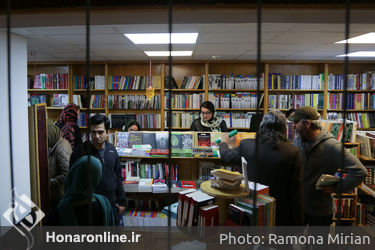 کتابگردی اهالی فرهنگ و هنر در نشر ثالث