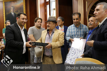 بازدید از کتابخانه آیت الله فاضل خوانساری با حضور جمعی از هنرمندان پیشکسوت به همت صندوق هنر در خوانسار