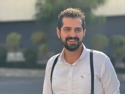 حمیدرضا مرادی نمایش «لطفا تحت هر شرایطی» را روی صحنه می‌برد