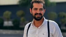 حمیدرضا مرادی نمایش «لطفا تحت هر شرایطی» را روی صحنه می‌برد