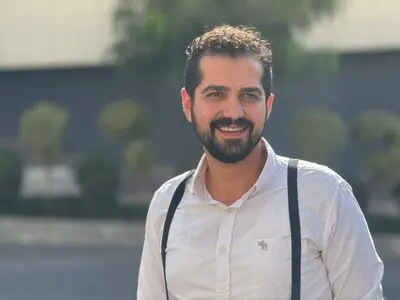 حمیدرضا مرادی نمایش «لطفا تحت هر شرایطی» را روی صحنه می‌برد