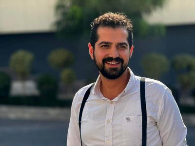 حمیدرضا مرادی نمایش «لطفا تحت هر شرایطی» را روی صحنه می‌برد