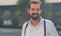 حمیدرضا مرادی نمایش «لطفا تحت هر شرایطی» را روی صحنه می‌برد