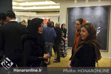 بازدید هنرمندان از آثار دهمین حراج تهران